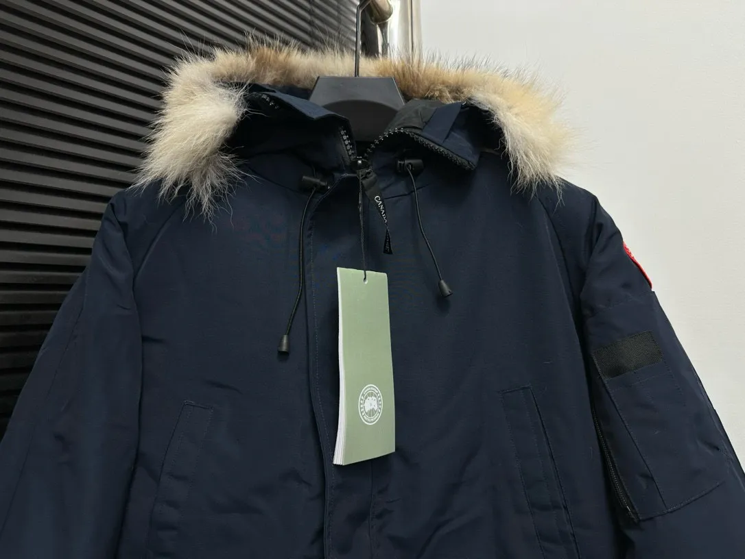 P780 [Canada goose] 01 Exdition Parka Down Jacket for Couples. Genuine original version. You need to compare with the genuine product at any time. All accessories are custom-made from the original factory. 💯The softness and hardness of the fabric is compared with the original one. It can be restored by kneading at will (fabric misunderstanding: fabrics with high hardness are not waterproof. Only those who buy the latest authentic version this year will notice the softness and comfort of the fabric) 💯The down is synchronized with the genuine white duck down, fluffy and not lumpy. Electronically controlled velvet filling machine 💯Customized zippers with genuine YKK military-grade copper core zipper pullers, high hardness and no jamming 💯The fur collar is purchased from Western Canada coyote skin original customization 💯All workmanship and wiring are controlled by workers with more than ten years of service. They must be horizontal and vertical, and are not crooked. The inner wiring density is more sophisticated. Feel free to compare 💯label, collar label, washed label, hangtag, zipper rope, pocket label Back label, collar velvet, Velcro fasteners, cuffs, all details are updated simultaneously with the original product. The best version, the most complete colors, battle all kinds of worldly goods, sizes: XS-XXL